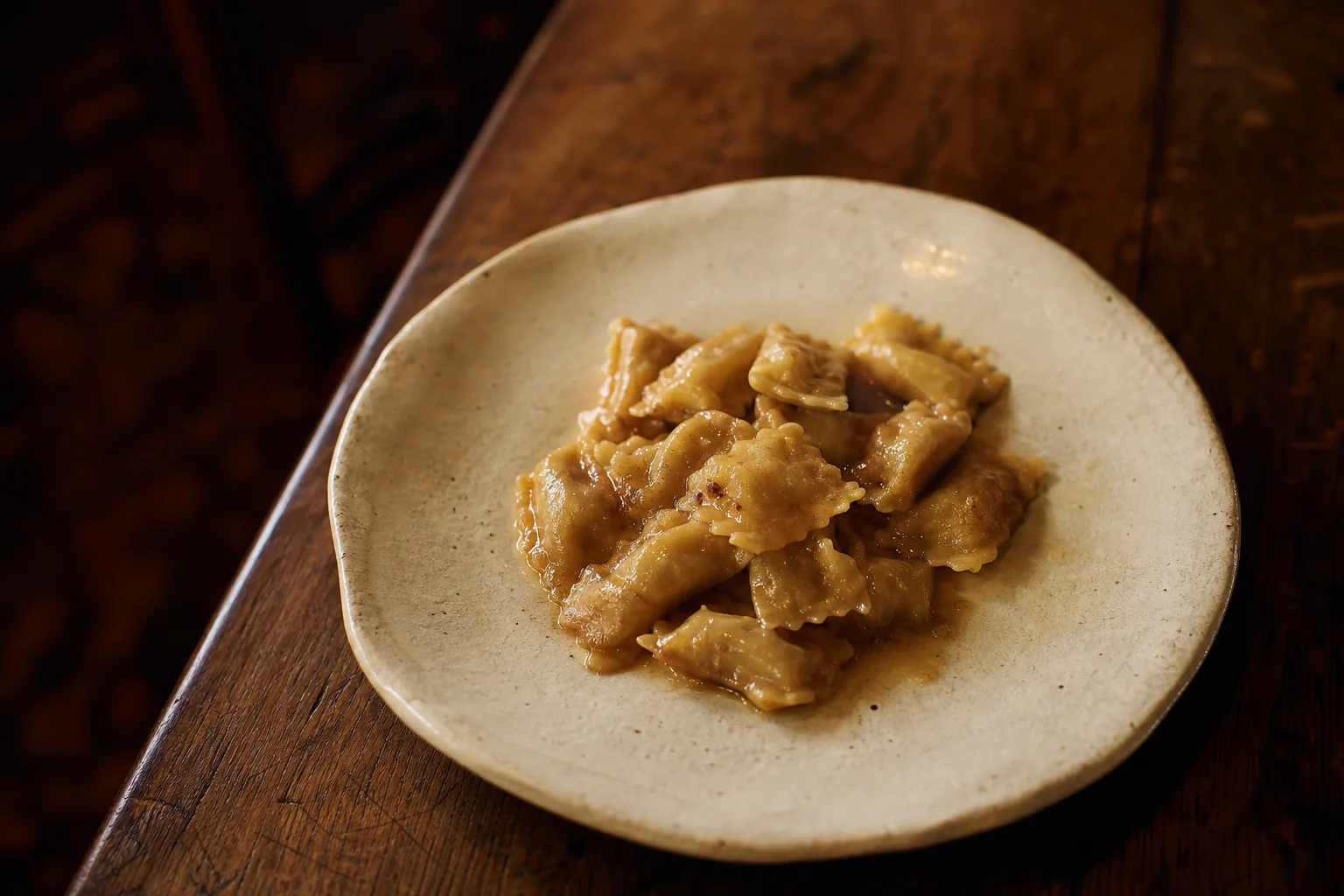 Agnolotti del plin su un piatto di ceramica